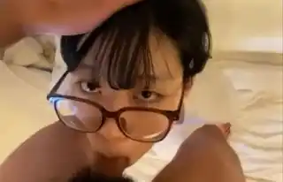 戴起眼镜来很骚